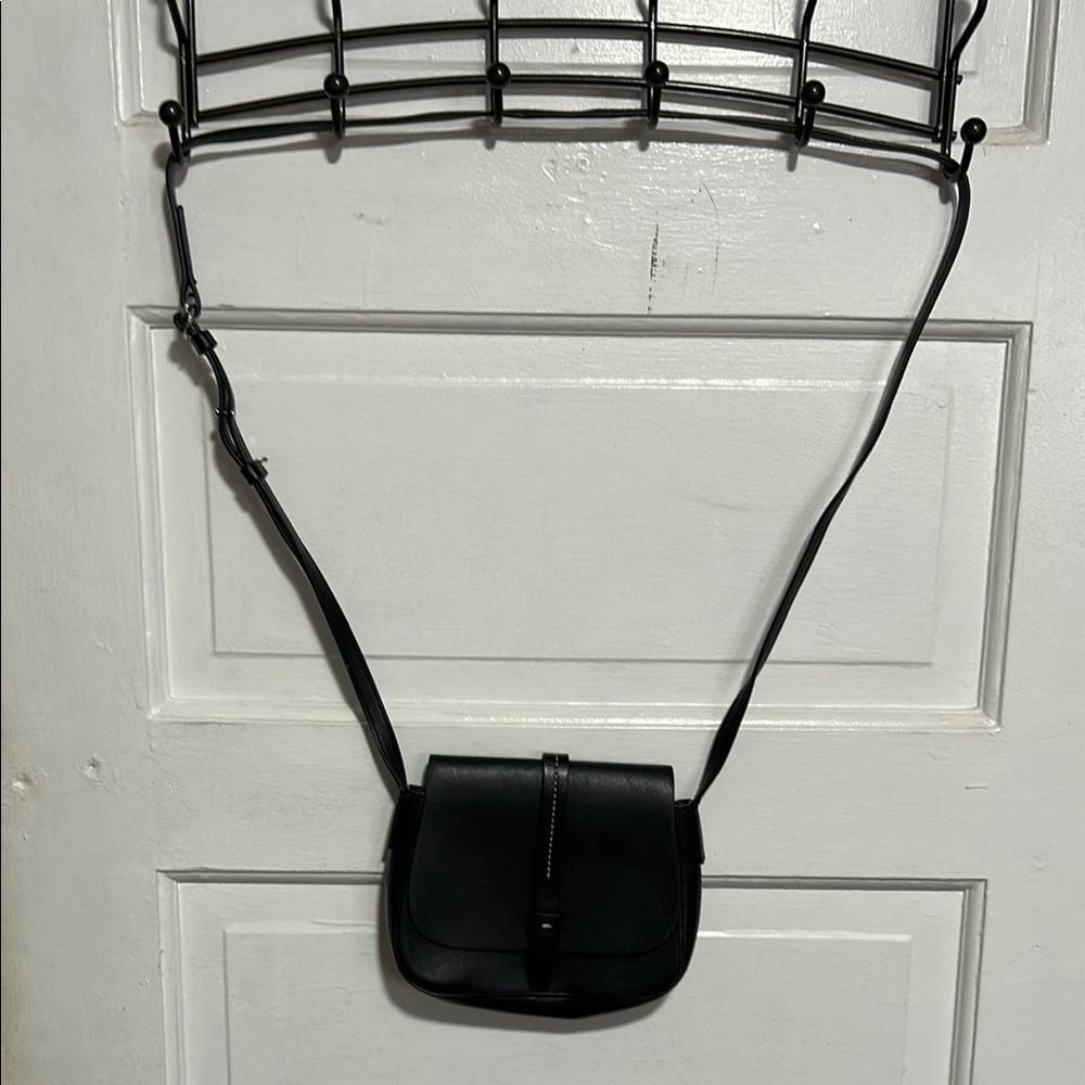 Elegant Black Crossbody Bag with Structured Design